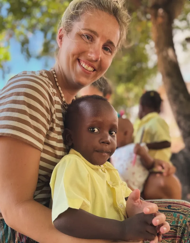 Fröhliches Kind mit Supernurse