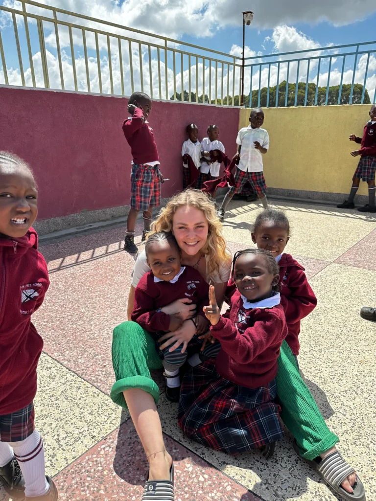 Kinder beim Spielen auf dem Schulhof